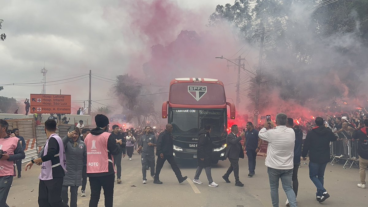 bgiufrida's tweet image. Nos braços de sua torcida, o São Paulo está em casa!