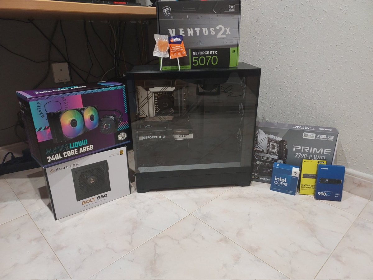 Hace 1 semana que me llegó el "paquetito" y ya lo tengo todo a punto 🥳 
El paquete no venía con manos, por lo que seguiré fallando las balas jaja
Todo gracias a <a href="/pccomponentes/">PcComponentes</a> 🙌🏻