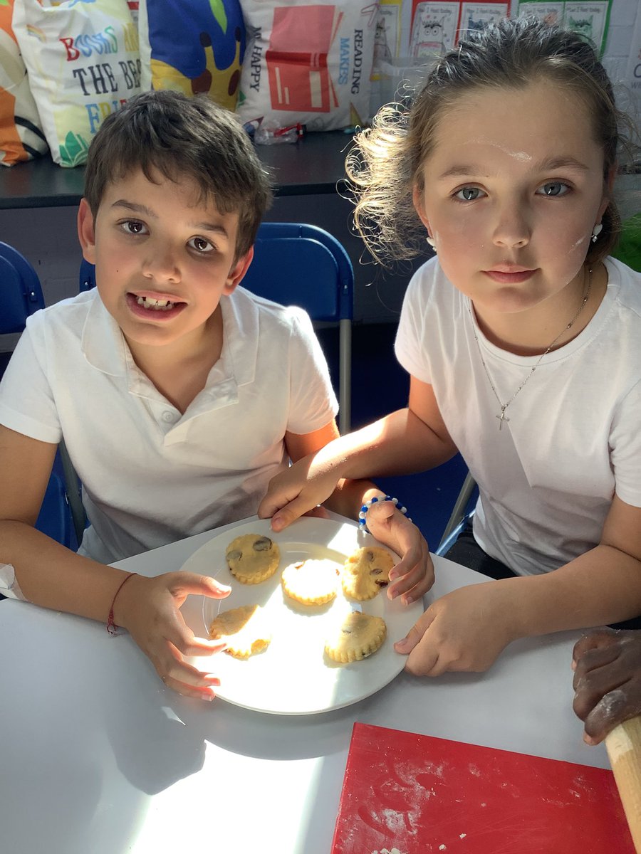 We had so much fun learning some phrases in Welsh like ‘Bore da’ and ‘Hwyl fawr’ 🏴󠁧󠁢󠁷󠁬󠁳󠁿 Diolch - Thank you <a href="/MrLinternHPS/">MrLintern</a>  #DayOfLanguages <a href="/HazelSchool/">Hazel Community Primary School</a> <a href="/MmeChettleCully/">Mme Chettle Cully HCPS</a> <a href="/MissTHCPS/">• Miss Toogood •</a>