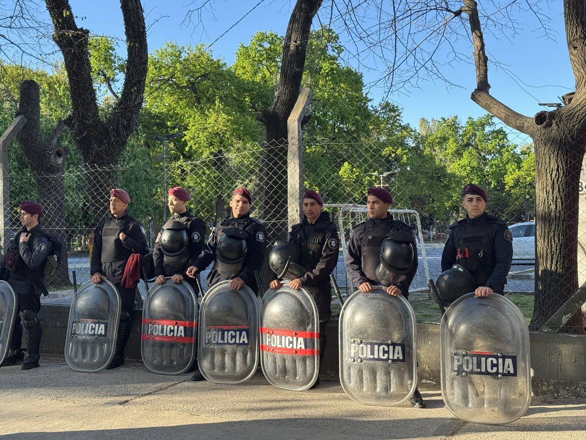 Polícia reforçada aqui no entorno do estádio do Estudiantes!
