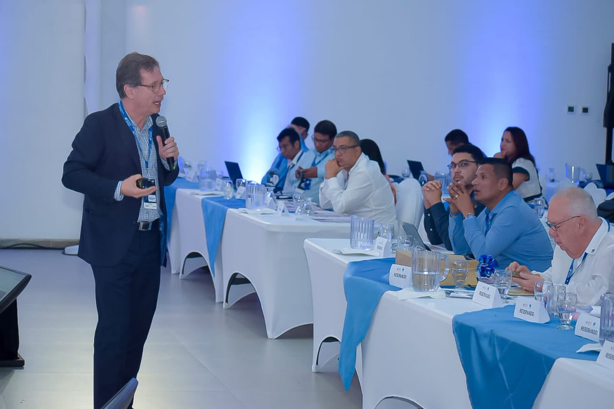 bascbquilla's tweet image. #AEstaHora en el #ForoBASCyAMCHAM #AlbertoLozano CEO de Infolaft, en su conferencia “EE. UU. redibuja el mapa del Compliance: lo que su empresa necesita saber hoy” comparte estrategias para proteger tu operación frente a nuevos desafíos legales.