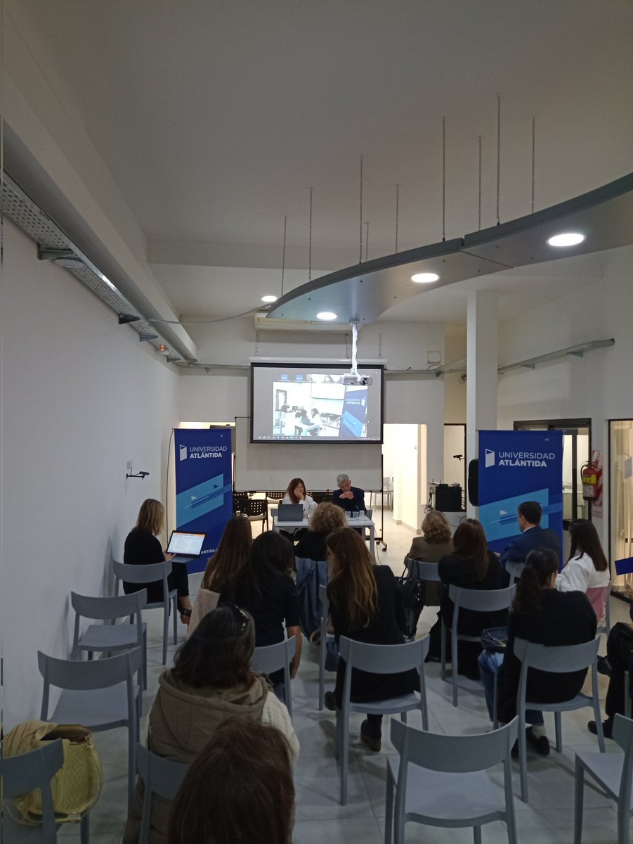 Ya en la <a href="/Uatlantida/">Universidad Atlántida</a> para el panel de las jornadas educativas! La apertura a cargo de <a href="/carinalion/">Carina Lion</a> 🙏🏽✨🏛️
