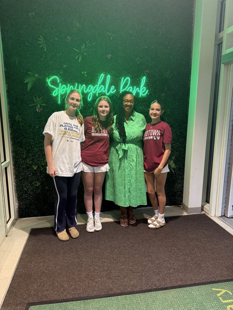 Midtown VB athletes around the cluster today👑🏰🏐🏐