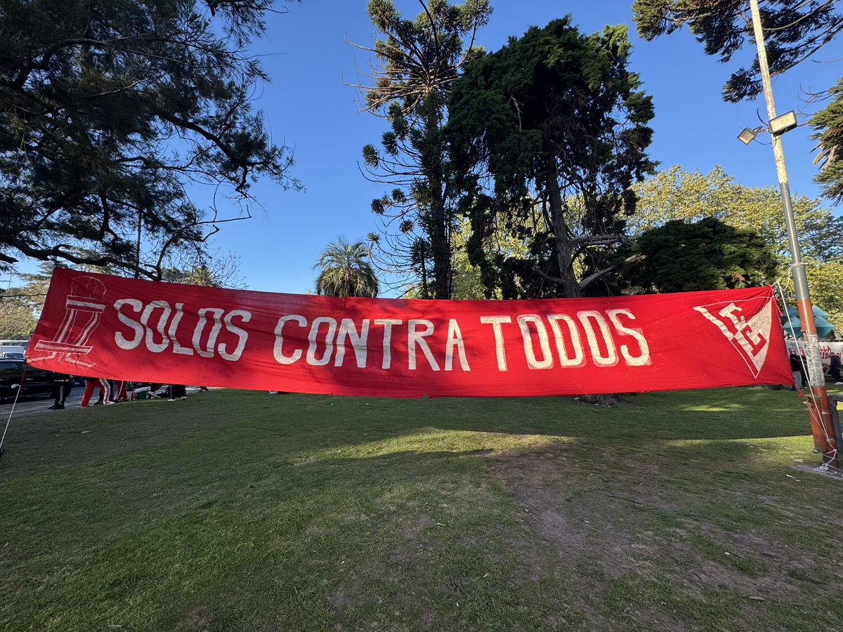 “Solo contra todos” é o que diz uma das faixas da torcida do Estudiantes