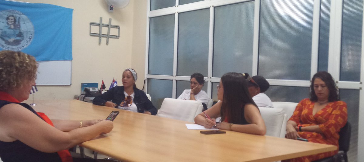 Conversatorio de trabajadores de <a href="/ETECSA_Cuba/">ETECSA</a> en Las Tunas con funcionarios de la #FMC como parte de las actividades por el día 25 de cada mes que se conmemora el #DíaNaranja, un día para actuar, generar conciencia y prevenir la #ViolenciaDeGénero contra mujeres y niñas.
#Etecsa