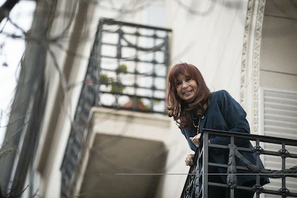 La Sala III de la Cámara Civil y Comercial Federal confirmó que Cristina Kirchner no pagará 22.300 millones de pesos por la demanda civil de Vialidad.

El organismo abandonó el expediente durante más de seis meses, lo que habilitó a la defensa a pedir la caducidad del reclamo.