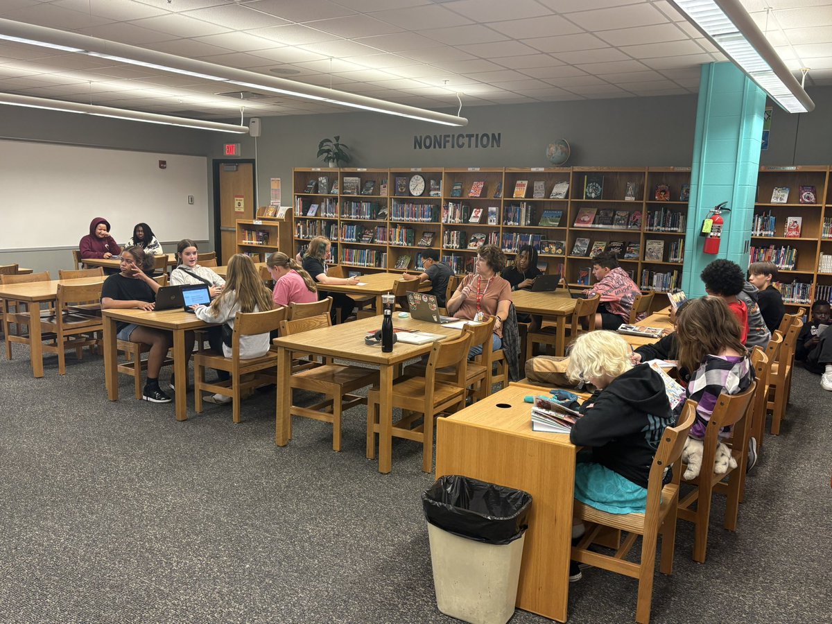 Noe Middle School Library (@noecouglibrary) on Twitter photo Busy day in the library with projects, classes, and reading ❤️🖤 #JCPSREADS <a href="/Noe_JCPS/">Noe Middle School</a> Busy day in the library with projects, classes, and reading ❤️🖤 #JCPSREADS <a href="/Noe_JCPS/">Noe Middle School</a>