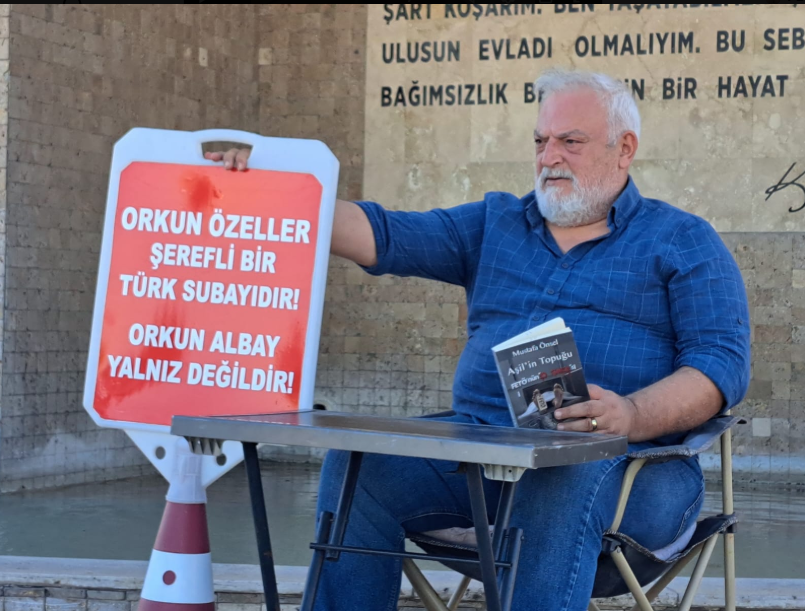 specialist1998's tweet photo. Yıl 1994
Yer Çankırı Astsubay Hazırlama Okulu 
Yeni Üsteğmen Olmuş Bir Adam. 
Öğretmen Yakalı. 
Adımlarını attığı bambaşka Bir hayata tutunabilmek için Dayanak arayan, küçücük, Annelerinden ilk defa kopmuş Her Astsubay Öğrenci, O'nu buldu karşısında. Ağabeydi herkese. 
Burada yalnız değilsin diyen bir ağabey. 
Adı Yaşar Yamaç. 
O zamanlarda Adamdı hala Öyle. 
Özel kuvvetlere geldiğinde sevinmiştim. Bu vesileyle burada gördüğüm için de Mutlu oldum. 
İlk fırsatta kendisini ziyaret edip Ellerini Öpeceğim. Demek ki doğru Adamlarla yoğrulmuşuz.
Didim ve çevresinde yaşayanlar, Ziyaret edip, O'na destek olsunlar. 
Büyük Bir Adam tanımış olursunuz.

#eğrisopalıdoğruadamlar
#HainsizTürkiye