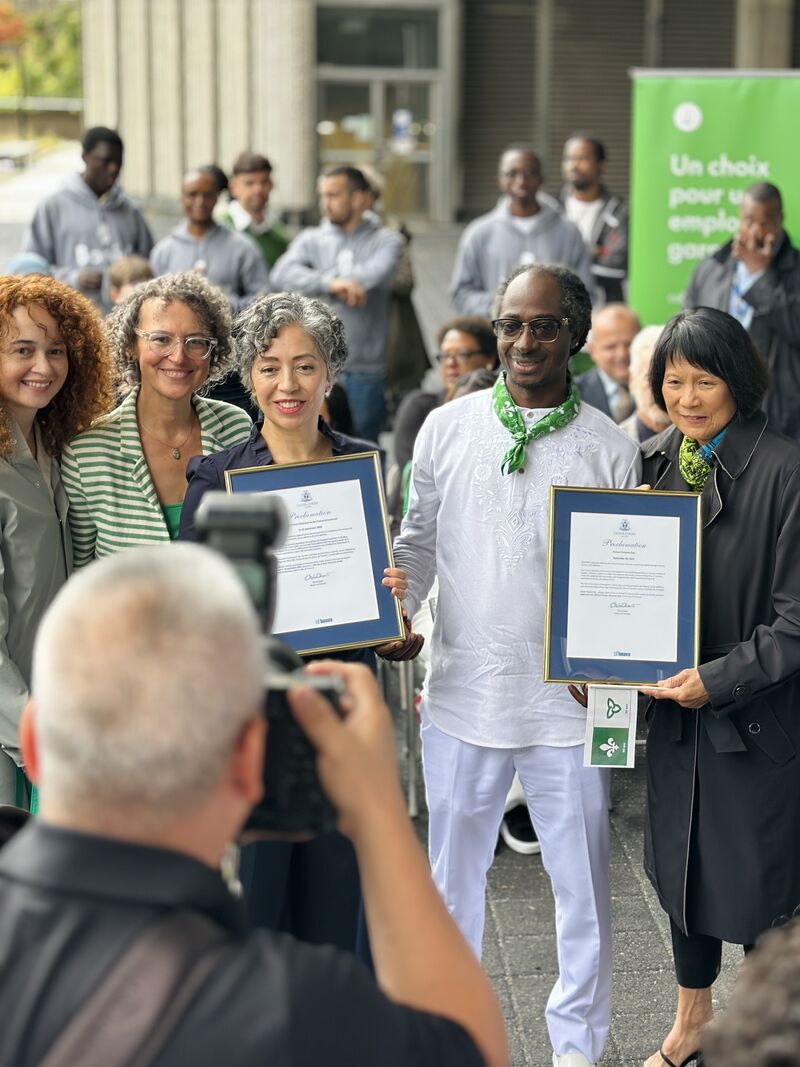Glendon Campus YorkU (@glendoncampus) on Twitter photo Bonne journée des Franco-Ontariennes et des Franco-Ontariens! Nous célébrons en compagnie de la mairesse de Toronto <a href="/oliviachow/">Olivia Chow</a> et des élèves le 50e anniversaire du drapeau franco-ontarien, un symbole fort de notre identité et de nos cultures francophones. Bonne journée des Franco-Ontariennes et des Franco-Ontariens! Nous célébrons en compagnie de la mairesse de Toronto <a href="/oliviachow/">Olivia Chow</a> et des élèves le 50e anniversaire du drapeau franco-ontarien, un symbole fort de notre identité et de nos cultures francophones.
