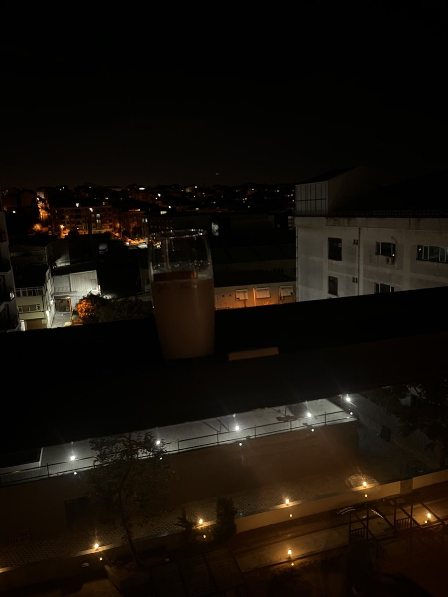 “İnsan kavuşmak denen rüzgar esecek diye,bir pencerenin önünde kırk yıl beklermiş”