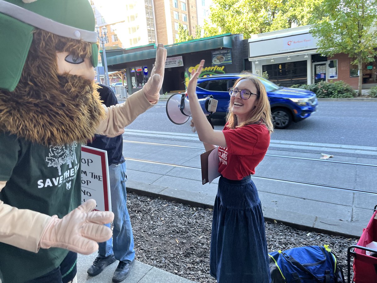 So many powerful conversations with students and parents about the impacts to learning conditions from President Cudd’s $35 million in cuts during our move-in day informational picket today!