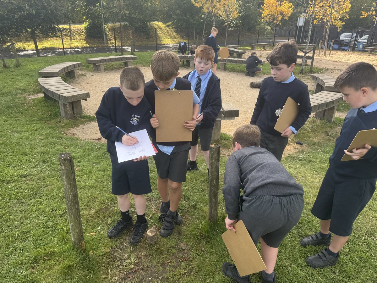 MissOliverStNin's tweet photo. P5 have enjoyed learning about fractals during #mathsweekscot 🤩 We went outdoors to explore fractals in nature and we drew detailed drawings of our findings! 🌿🍂🌲🌳 #InvNum #outdoorlearning https://t.co/INFy4xT91x