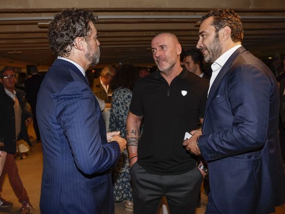 Hoy, el ultraderechista Espinosa de los Monteros ha presentado su nuevo chiringuito político. Ha invitado al delincuente Víctor de Aldama y a su escolta Dani Esteve de Desokupa.