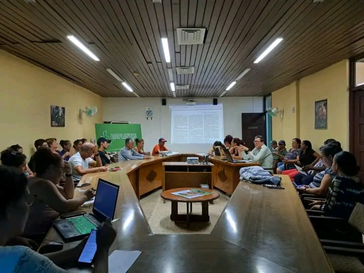 En el Centro de Bioplantas, científicos cubanos ratifican su compromiso con el pueblo de #Venezuela ante la política intervencionista de los #EEUU. También se debatió el Anteproyecto del Código de Trabajo, rumbo a la Asamblea Nacional. #AmericaLatinayelCaribe zona de paz.