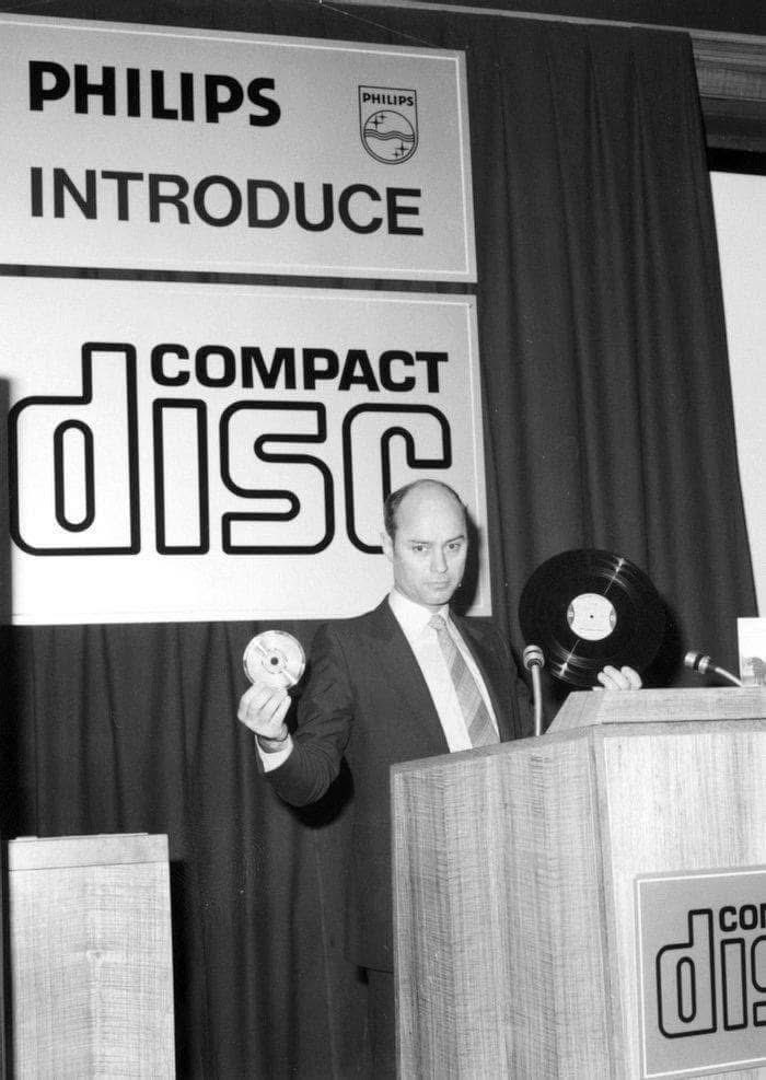 ComputerLove_'s tweet image. On March 8, 1979, Philips unveiled the optical digital audio disc, otherwise known as a compact disc.
