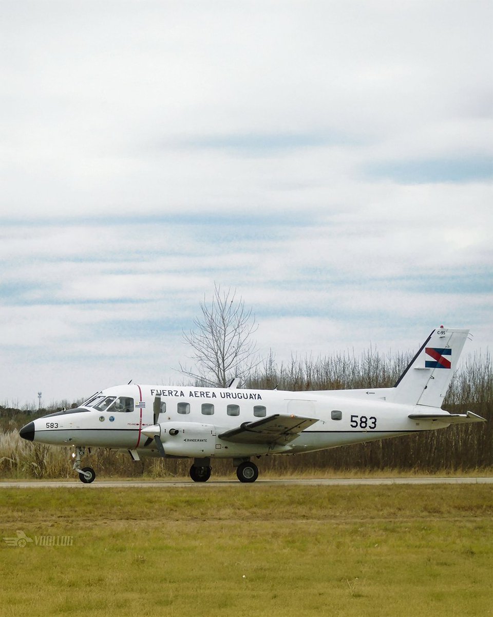 Há 50 anos a Embraer exportava sua primeira aeronave com a entrega do EMB-110 Bandeirante para a Força Aérea Uruguaia. Confira esta imagem incrível do Bandeirante ainda em operação na <a href="/Fuerza_aerea_uy/">Fuerza Aérea Uruguaya</a>. 

Creditos Imagem: instagram.com/vock.log/