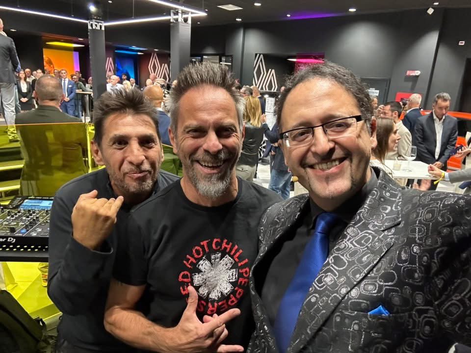 MagoDaLegare's tweet image. Genova! Evento aziendale Renault con un bel palcoscenico in mezzo al pubblico ed il nostro mix di Magia e Cabaret. Bella serata, grande team. E domani si vola in Sicilia! 🎩 #event #corporateevent #corporateshow #genova #showtime #magic #magia #cabaret #magician #magotv