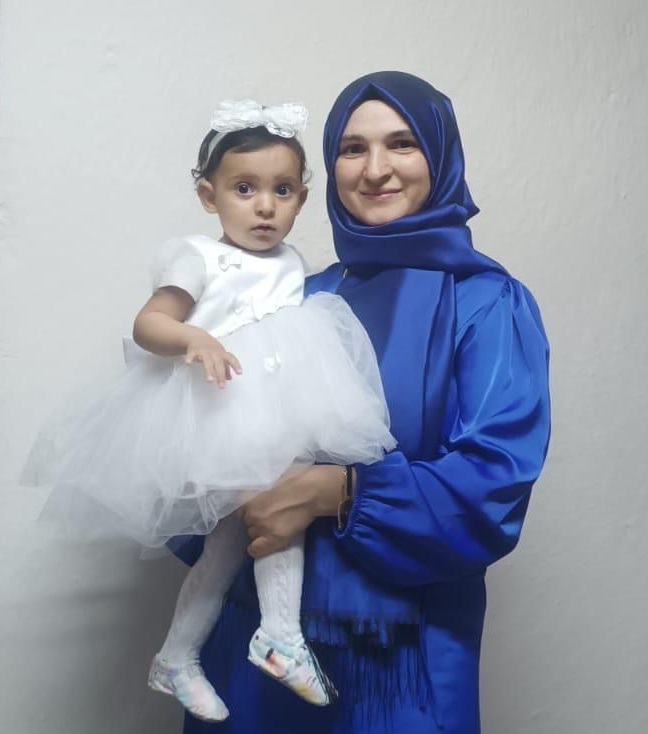 Meryem Feyza bebek, cezaevi kapısında!

KHK'lı öğretmen Şeyma Aslan, İpsala’da gözaltında.

Hukuksuzca 6 yıl 10 ay hapis cezası verilen Şeyma öğretmenin sabah duruşması var.

Anne tutuklanırsa 12 aylık bebeğini yanına almak zorunda.

Feyza bebek cezaevine konmamalı <a href="/Yunus_Sezer_/">Yunus Sezer</a>