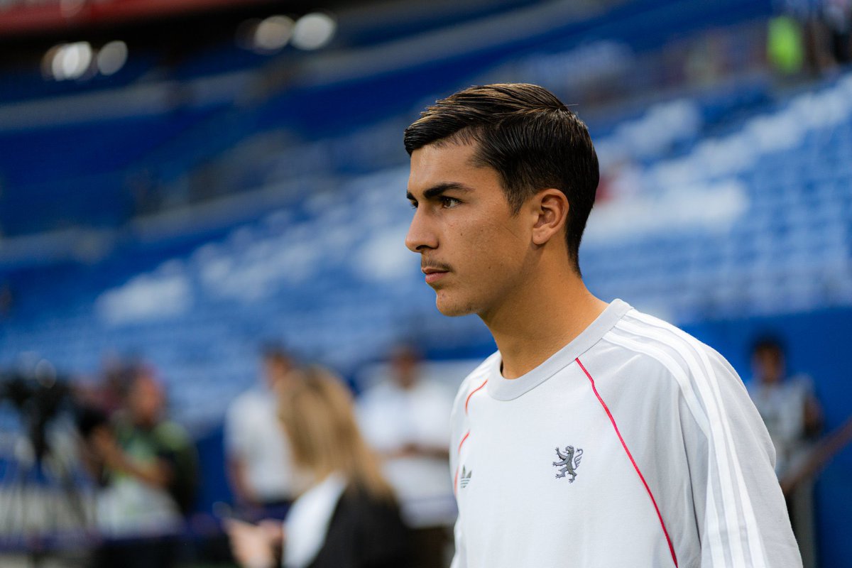 La première titularisation de Mathys de Carvalho avec l’OL : 

-90 min
-84% de passes réussies (46/55)
-27 passes réussies dans le camp adverse 🥈
-1 passe clé 
-5 transversales réussies (/6) 🥉
-12 duels remportés (/16) 🥇
-7 fautes provoquées 🥇
-1 dribble réussi (/1) 🥉
-3