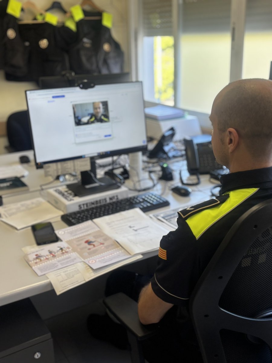Policia Local Vilanova i la Geltrú ◼ ◼ ◼ ◼ (@plvng) on Twitter photo Us expliquem a <a href="/canalblauradio/">Canal Blau Ràdio</a> com reforcem la seguretat viària amb actuacions amb els patinets elèctrics.
Més enllà dels resultats, recordem la normativa, expliquem les novetats a les classes d’educació viària i les propostes per treballar el civisme a les aules. 🙇🏻♂️👮🏼👮🏻♀️🙇🏽♀️ Us expliquem a <a href="/canalblauradio/">Canal Blau Ràdio</a> com reforcem la seguretat viària amb actuacions amb els patinets elèctrics.
Més enllà dels resultats, recordem la normativa, expliquem les novetats a les classes d’educació viària i les propostes per treballar el civisme a les aules. 🙇🏻♂️👮🏼👮🏻♀️🙇🏽♀️