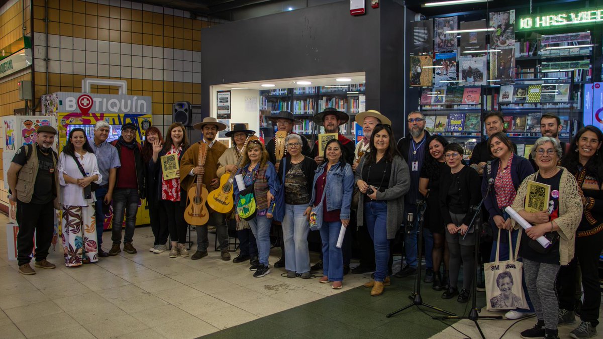 crespial's tweet image. #CHILE #CRESPIAL #PCI

El Canto a lo Poeta sorprendió en el Metro de Santiago con versos y la donación de un libro único en décimas.

Esta tradición, Tesoro Humano Vivo en Chile, busca su lugar en la Lista del Patrimonio Cultural Inmaterial de la UNESCO.

#PatrimonioVivo #Chile…