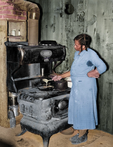 A lady preparing gravy in the kitchen, Missouri, 1938.