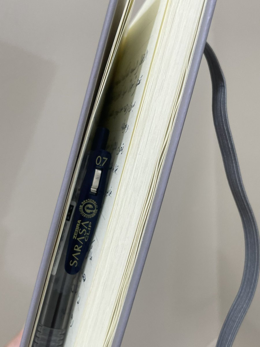 الناس اللي حولي مستغربين كيف انا كتومه ومايعرفون شي عن مشاعري وحياتي 

انا :