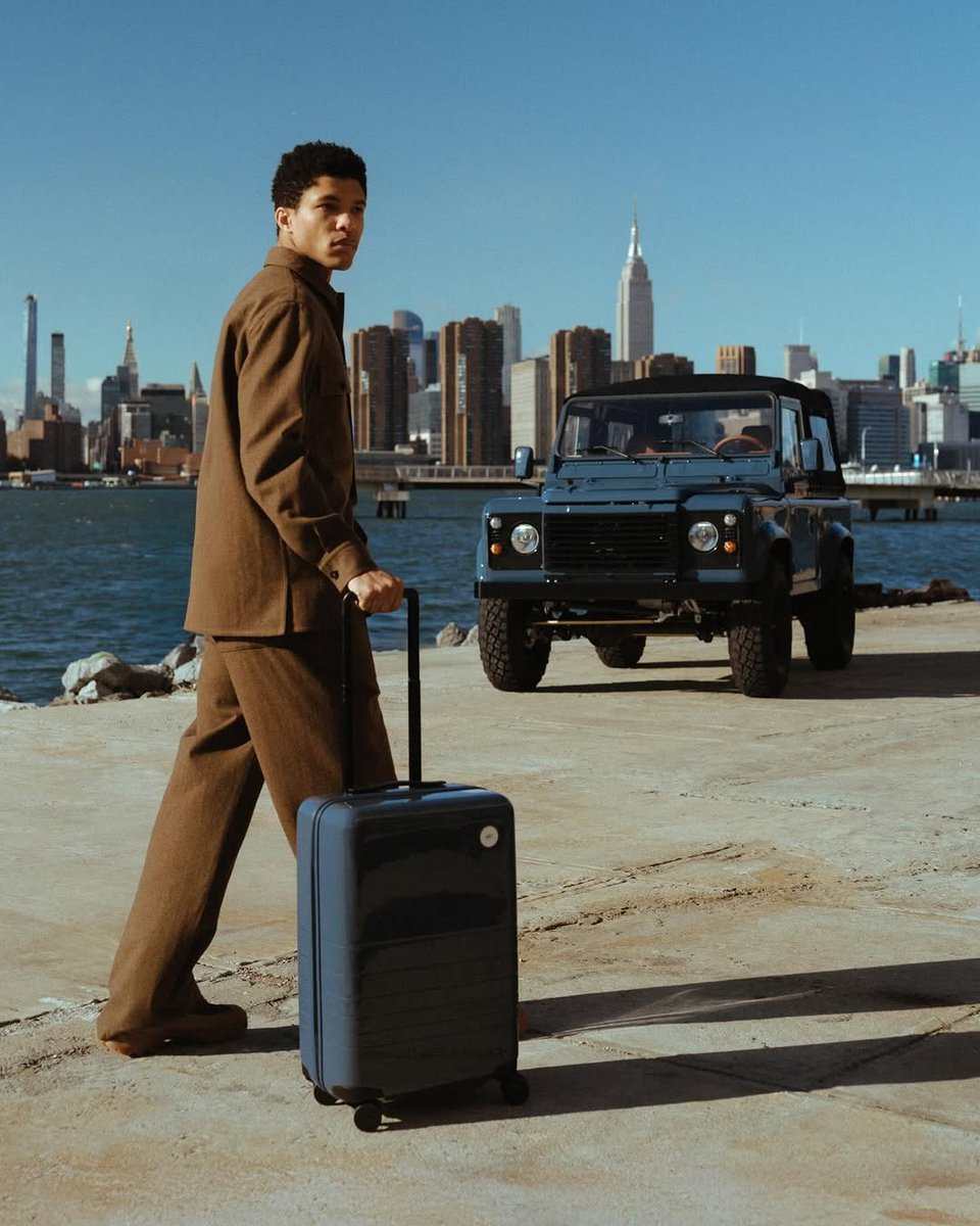 themanualguide's tweet image. Monos has joined forces with Brooklyn Coachworks to create a custom Land Rover and a matching limited-edition luggage line. The Arles Blue collection pairs a high-gloss finish with a saddle-tan interior, blending rugged heritage with refined design.

#monos #brooklyncoachworks