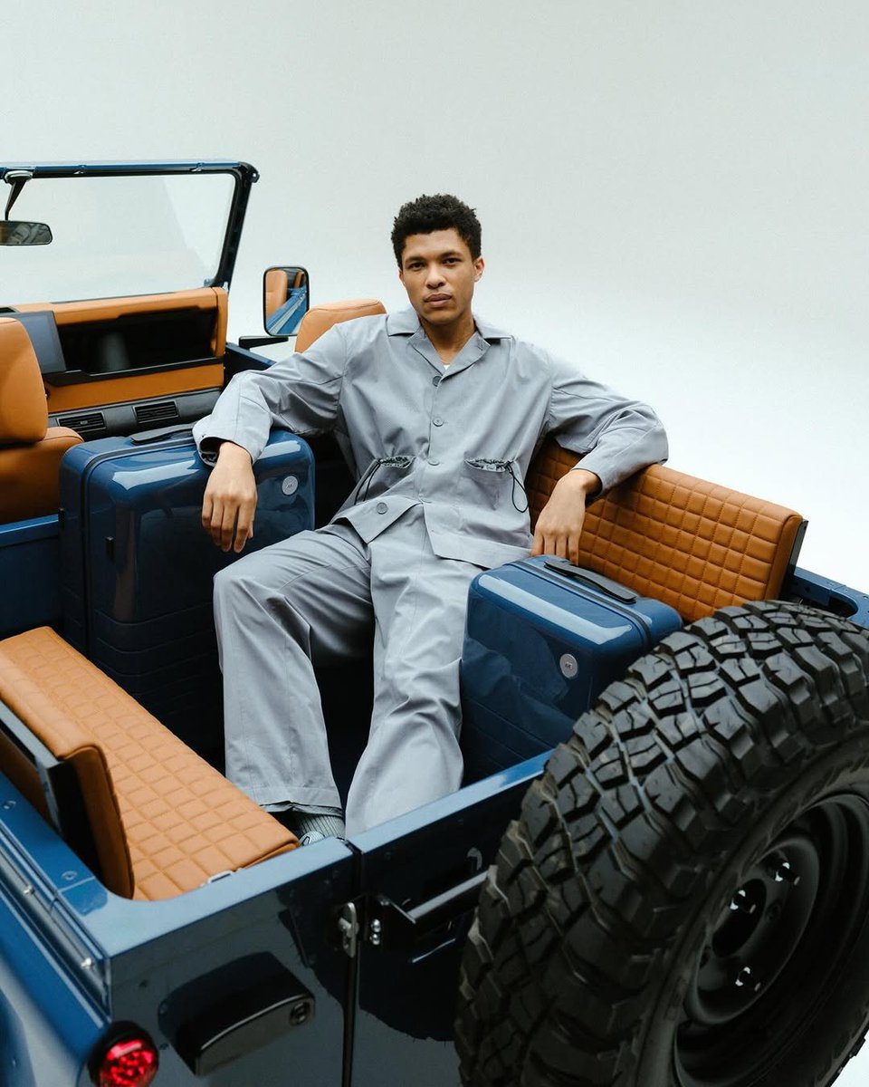 themanualguide's tweet image. Monos has joined forces with Brooklyn Coachworks to create a custom Land Rover and a matching limited-edition luggage line. The Arles Blue collection pairs a high-gloss finish with a saddle-tan interior, blending rugged heritage with refined design.

#monos #brooklyncoachworks