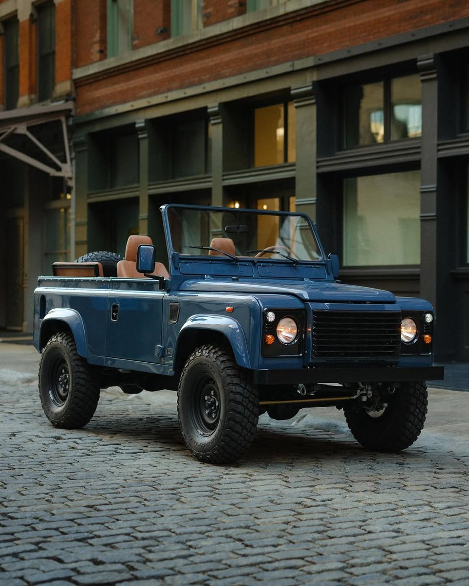 themanualguide's tweet image. Monos has joined forces with Brooklyn Coachworks to create a custom Land Rover and a matching limited-edition luggage line. The Arles Blue collection pairs a high-gloss finish with a saddle-tan interior, blending rugged heritage with refined design.

#monos #brooklyncoachworks