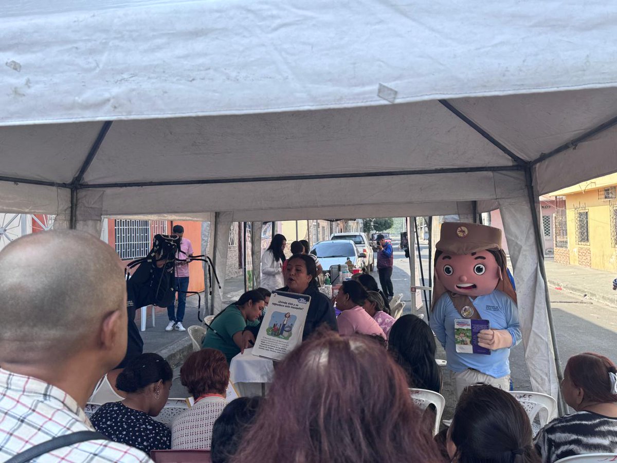 Salud_CZ8's tweet image. Durante la atención a nuestros usuarios, personal de #ControlVectorial socializa sobre las medidas de prevención contra el #Dengue y la aplicación móvil #PablitoAdiósALosMosquitos.