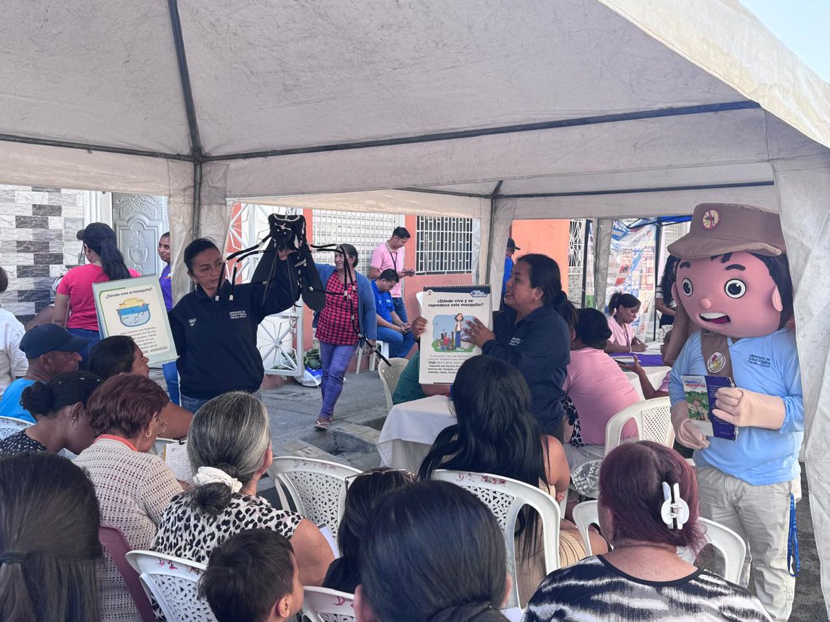 Salud_CZ8's tweet image. Durante la atención a nuestros usuarios, personal de #ControlVectorial socializa sobre las medidas de prevención contra el #Dengue y la aplicación móvil #PablitoAdiósALosMosquitos.