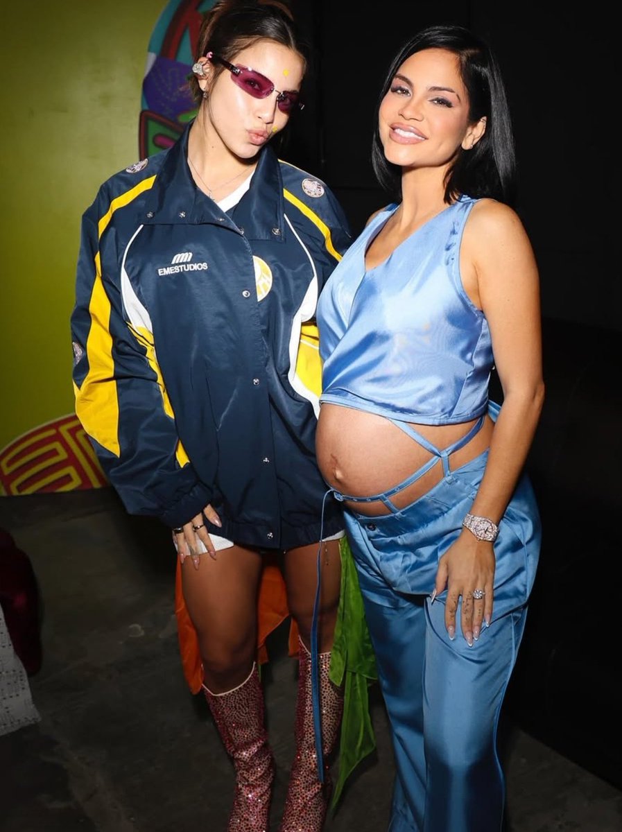 📸| Natti Natasha y Emilia Mernes en el backstage de #PremiosJuventud