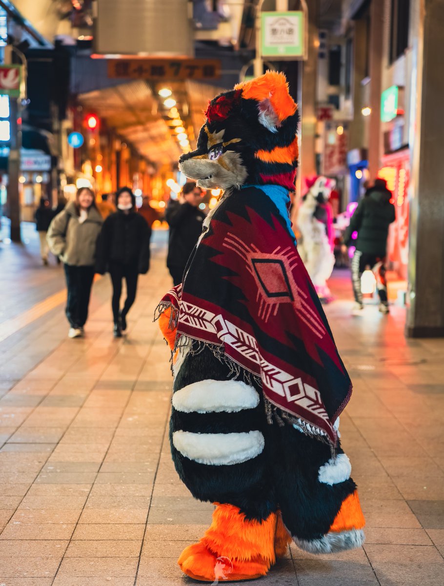 あそこのお店かラ、美味しそうなオニクのニオイいがするゾ…✨🍖✨
#FursuitFriday
#ちるこん
📸:<a href="/A_Oratoria/">おらとりあ➥Infunrnity2025</a>