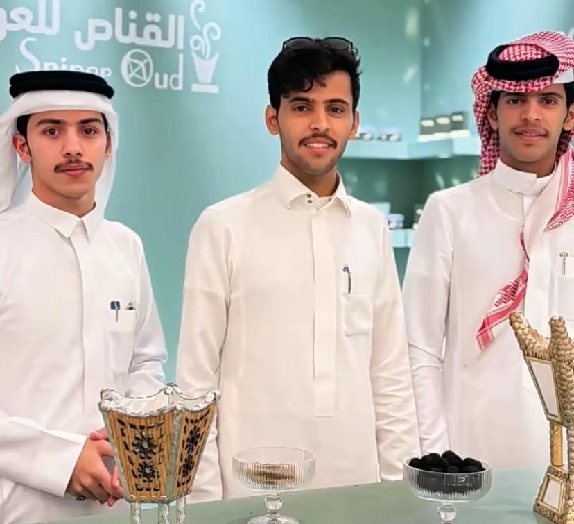 طيب قسم بالله اني مستانسه له كأنه اخوي من قوة اني فخوره بهذا الابداع الي طلع لنا بعد مسيره طويله ورغم الضروف الي صارت له الا انه طلع بشي قوي وفكره جديده وشي يبيض الوجه❣️
#فيحان_السبيعي #القناص_للعود_بمعرض_الاحساء