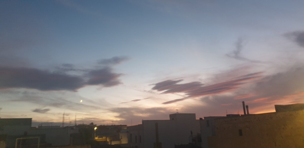I hardly ever see dawn, but dusk is really beautiful! 
With the upcoming of the colder season, I'll really miss these colors.