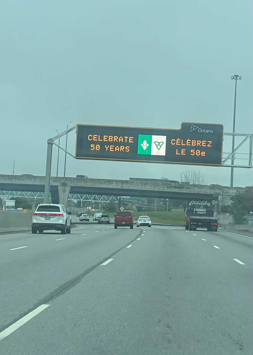 Vu aujourd’hui sur le Queen’s Way à #Ottawa. Beaucoup de panneaux placés manifestement à d’autres endroits de la province pour célébrer le 50e du drapeau franco-ontarien. #onfr #frcan.