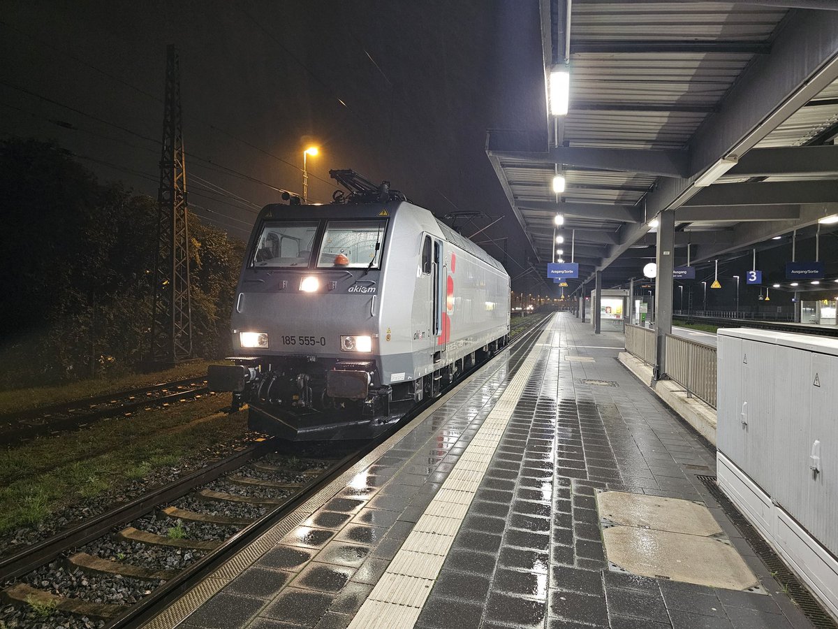 Le 329 de cette nuit entre Forbach et Mannheim. Détourné par Neunkirchen suite à un glissement de terrain entre Sarrebruck et St Ingbert. Après avoir coupé la machine, HLP jusqu'à Strasbourg. 😁🚂 Vu le contexte difficile de ce train on va tâcher d'en profiter jusqu'à la fin !