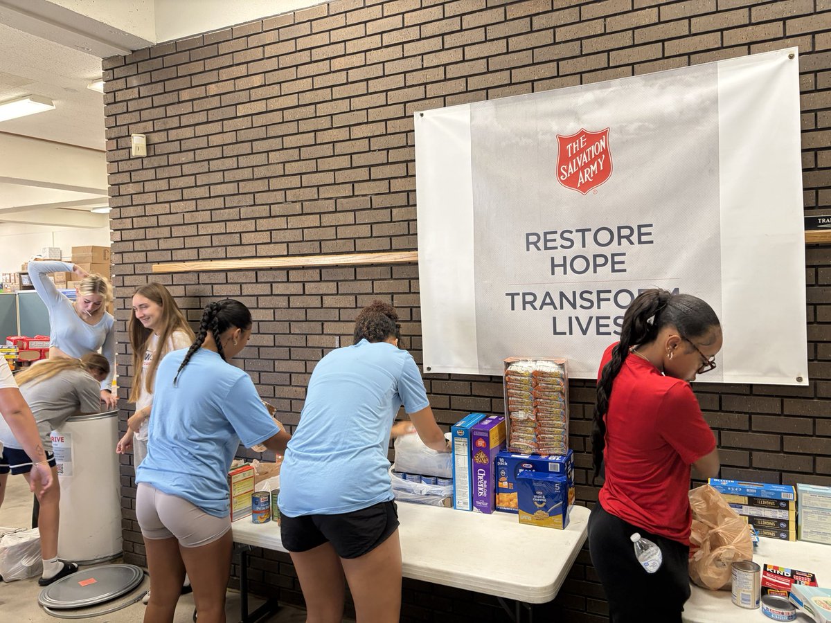 NewmanJetsWBB's tweet image. Big thank you to @salvationarmyks for allowing us to come help out today! 

#JetPower✈️