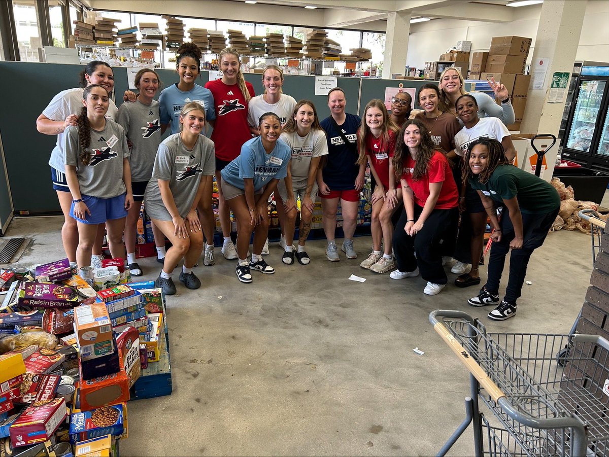 NewmanJetsWBB's tweet image. Big thank you to @salvationarmyks for allowing us to come help out today! 

#JetPower✈️