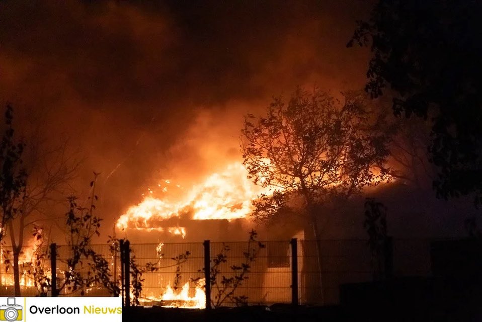 Grote brand op camping in Overloon: meerdere chalets getroffen