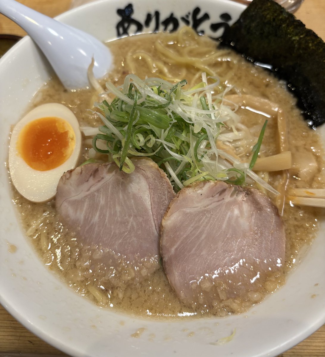 つけ麺終わっちゃうから絶対つけ麺食べる！って意気込んでお店入ったのに結局ラーメン大盛りを食べてしまった図