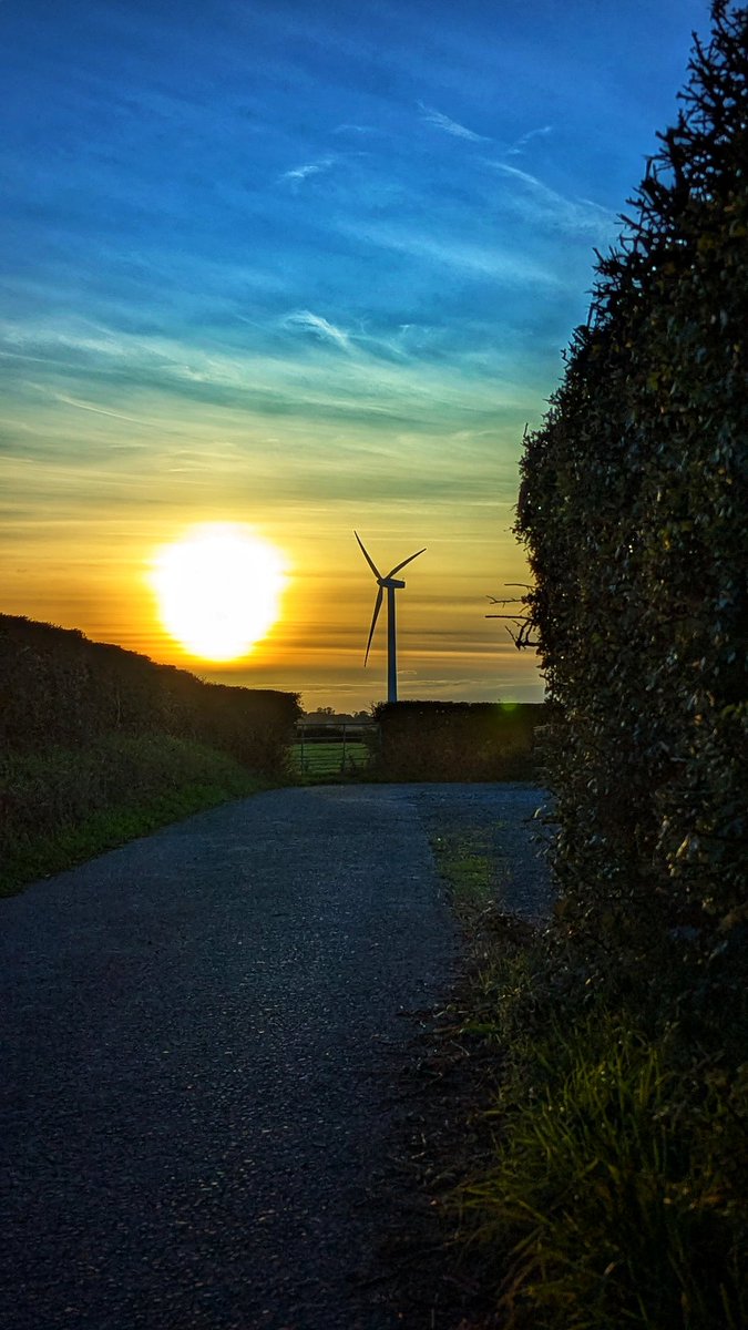 TheMadGeneral's tweet photo. Sun setting behind the wind turbine.
@WeatherAisling @bbcniweather @angie_weather @WeatherCee @danholley_
@ThePhotoHour @BelfastLive
@BBCWthrWatchers @EarthandClouds
#PhotoOfTheDay
#potw
#StormHour
#ThePhotoHour
#EarthAndClouds
#sunset
#phoneshot
@madebygoogle
#madebygoogle https://t.co/Jm1oFM3Fmu