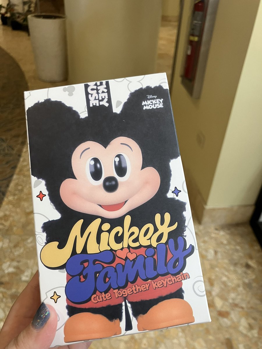 elu030317's tweet photo. ハワイのクレーンゲームにミッキーファミリーがあって流石に偽物だろうなーと思ったけど興味本位でやってみたらクソ強アームで一回で取れた😂
開封したら案の定偽物wwwww
安かったから全然良いんだけど流石に面白いwwwwww https://t.co/ewRessDv68