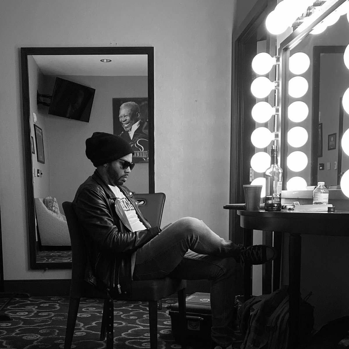 AyronJonesMusic's tweet image. “Reflection is the lamp of the heart. If it departs, the heart will have no light” ✨🪞

— Abdullah ibn Alawi al-Haddad 

#maninthemirror #selfreflection #dream #ayronjones #musicislife #rockandroll