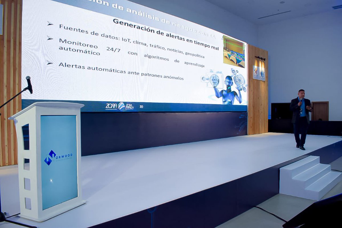 bascbquilla's tweet image. #AEstaHora en el #ForoBASCyAMCHAM  #LuisMellado Presidente de la Asociación Colombiana de Oficiales de Cumplimiento en tiempo real realiza simulación de análisis de riesgos con IA. #SomosBASC 🌎 #ICadenadeSuministroSegura #SupplyChainAI  #GestiondeRiesgos