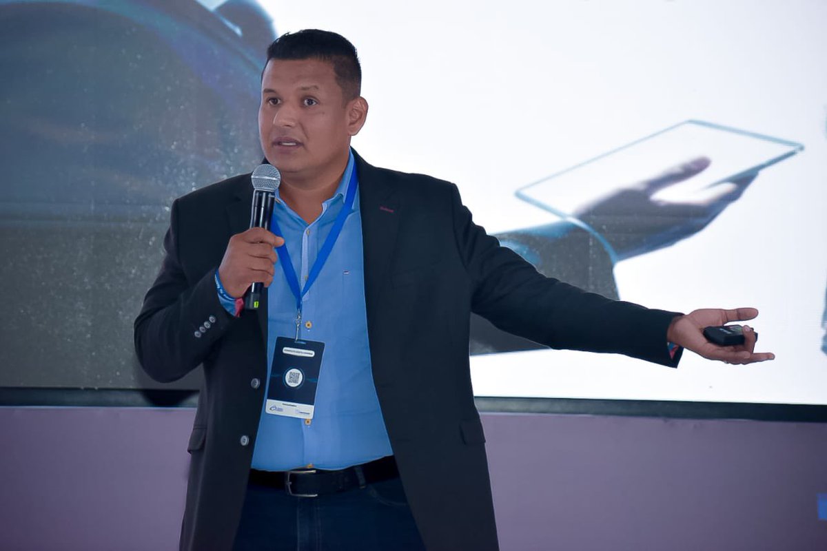 bascbquilla's tweet image. #AEstaHora en el #ForoBASCyAMCHAM  #LuisMellado Presidente de la Asociación Colombiana de Oficiales de Cumplimiento en tiempo real realiza simulación de análisis de riesgos con IA. #SomosBASC 🌎 #ICadenadeSuministroSegura #SupplyChainAI  #GestiondeRiesgos