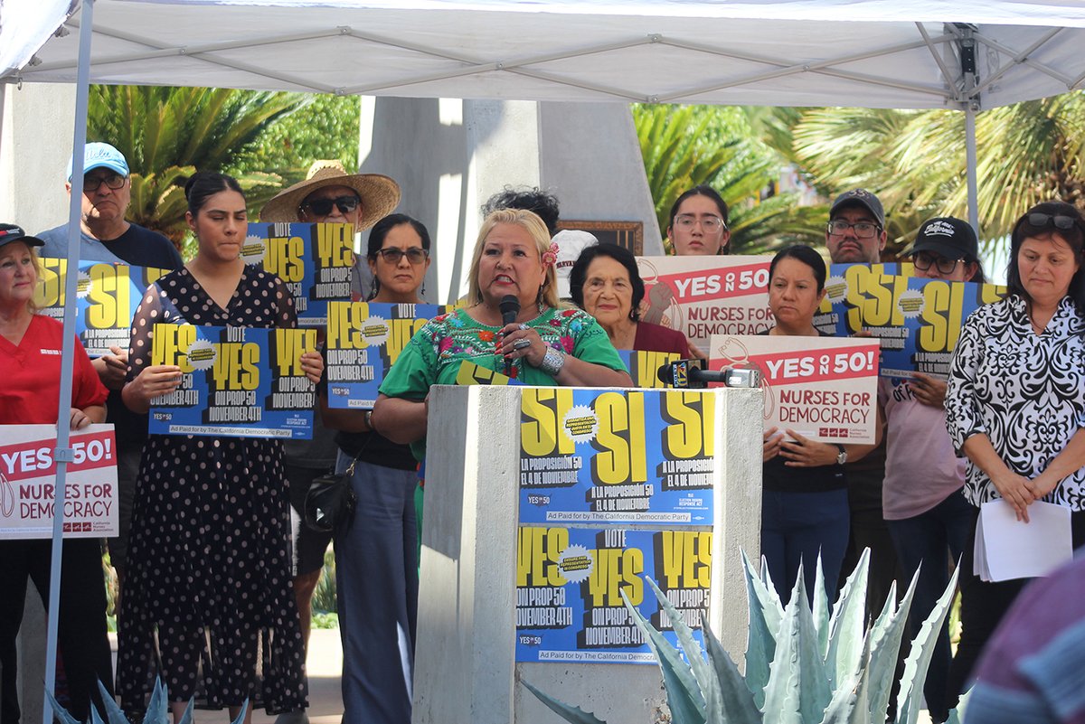 Manifestadores se ponen en apoyo de la proposición 50 en frente de campana de la Libertad elpopularnews.com/2025/09/25/man…