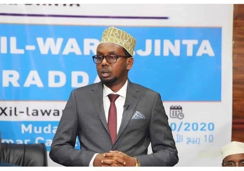 Waxaan cambaareynaa xariga sharci darida ah ee ay caawa ciidamada dowladdu u geysteen masuuliinta iyo odayaalka kala ah:
  1. Ex wasiir Cumar Cali Rooble
  2. Xaaji Cali xaaji Iimaan
  3. Ganacsade Buraale
Falkaas waa fal ka fog dowladnimada, xoriyadda iyo xuquuqda muwaadinka.