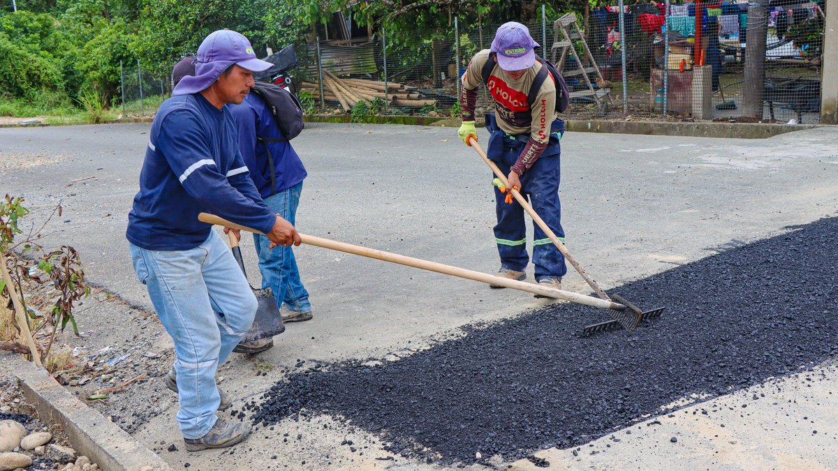 alcaldiatena's tweet image. #EnAcción🚜👷🏻‍♂️

Atendemos la vialidad del cantón de manera permanente,🛣️ avanzamos con la construcción de #reductores de velocidad en Bajo y Centro Talag, una medida clave para prevenir accidentes y #cuidar a peatones y conductores.
Le decimos ¡Adiós a los #baches! vía Pano-Talag.